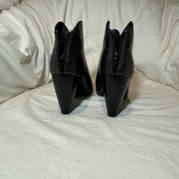 Born 👑 Crown back zip Heels - Picture 9 of 12